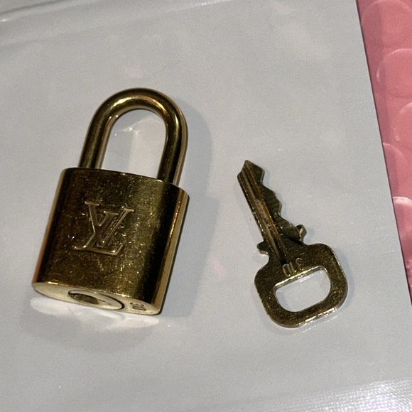 Louis Vuitton gold lock and key 🔐 310 - Picture 11 of 12